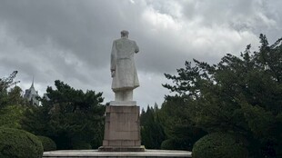 户外的人物雕像