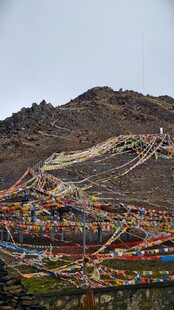 山间五彩经幡随风飘扬