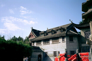 中式古建筑前的红色装饰