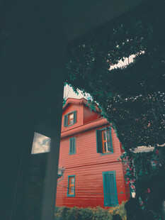 红色小屋与夜空景象