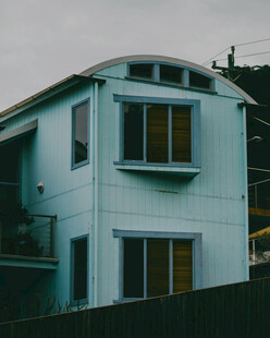 浅蓝色两层住宅外观