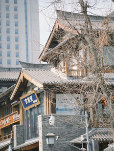 中式古建与现代建筑相衬