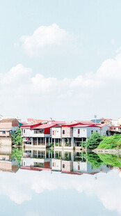 湖畔红顶建筑倒影美景