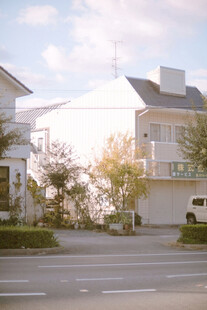 街道旁的白色住宅建筑