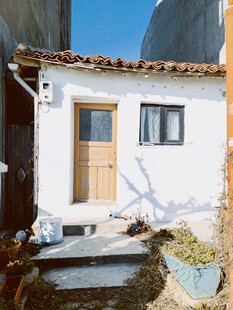 简约白色小屋外观