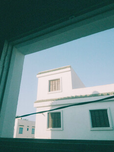 窗外的白色建筑风景
