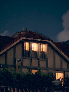 夜幕下亮灯的温馨小屋