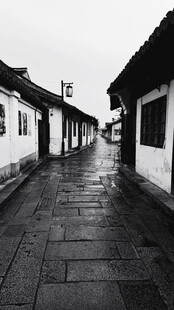 江南水乡雨后静谧小巷