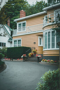 温馨两层住宅与庭院景观