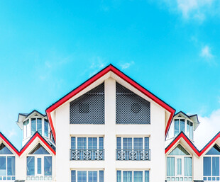 多彩屋顶的现代建筑