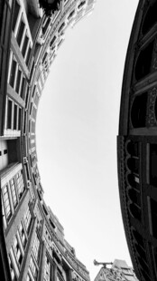 仰视城市高楼建筑景观