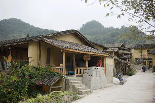 古朴乡村民居景象