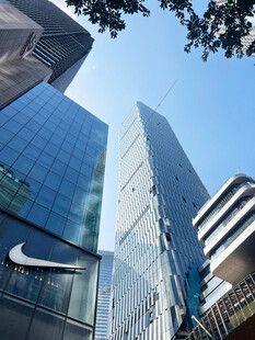 城市中高耸的现代商业建筑
