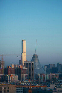 城市天际线中的在建高楼