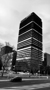 城市中高耸的现代办公大楼