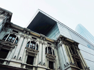 新旧建筑对比的城市景观