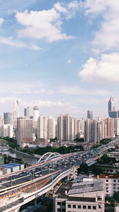 城市天际线与交通景观