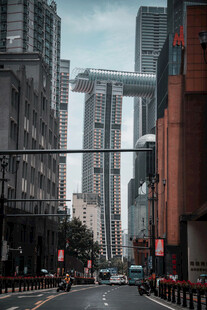 城市街道高楼间的繁忙景象