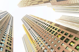 仰视城市高楼建筑群