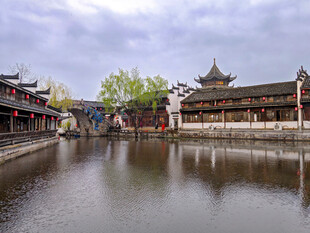 江南水乡古建筑临河风光