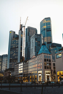 现代都市高楼与传统建筑景观