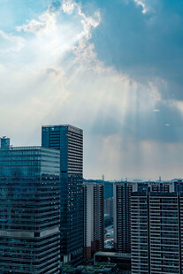 都市高楼与蓝天白云景观
