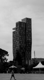 现代风格独特建筑外观