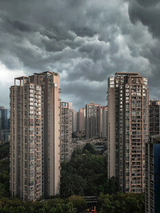 乌云下的城市高楼景观