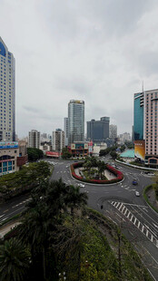 城市街景中的现代建筑景观