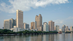 城市河畔高楼景观
