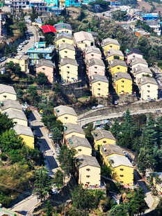 俯瞰错落有致的住宅区