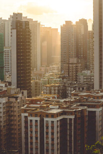 夕阳下的城市高楼景观