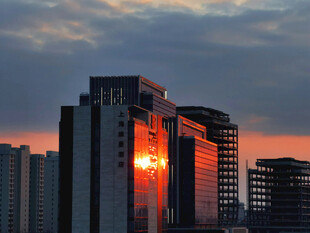 夕阳下的城市高楼景观