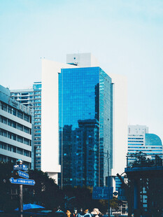都市中的现代摩天大楼