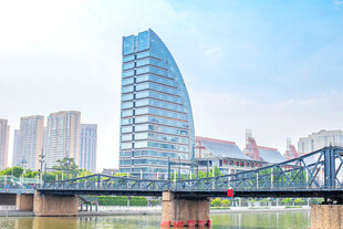 城市河畔的摩天大楼与桥梁