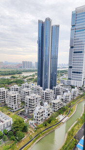 河畔双子高楼城市景观