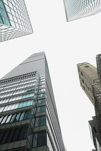 仰视城市摩天大楼景观