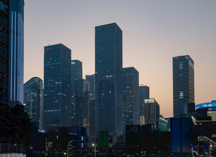 黄昏下的都市高楼景观