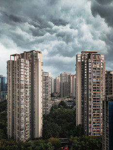城市高楼与阴沉天空景观