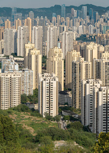 城市高楼与绿意景观