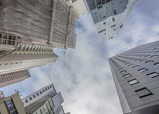 仰视城市高楼建筑群
