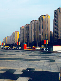 城市高楼与宽阔广场景观