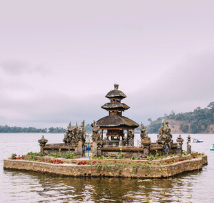 水上寺庙景观