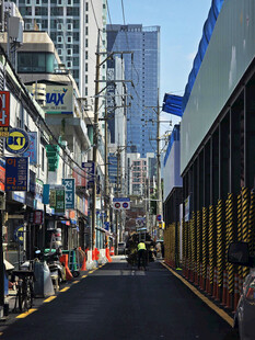 城市街道两旁的多彩商铺