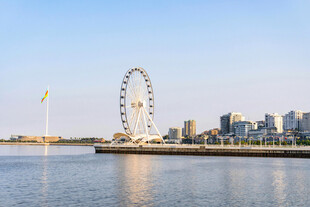 海滨城市的摩天轮美景