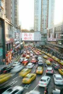 城市繁忙街道交通景象
