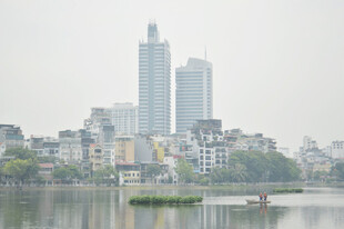 湖畔城市景观