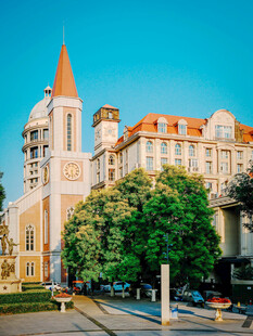 欧式风格建筑与绿树景观