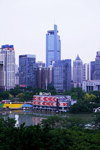 城市河畔高楼景观