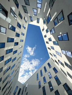 仰视现代建筑天空景观